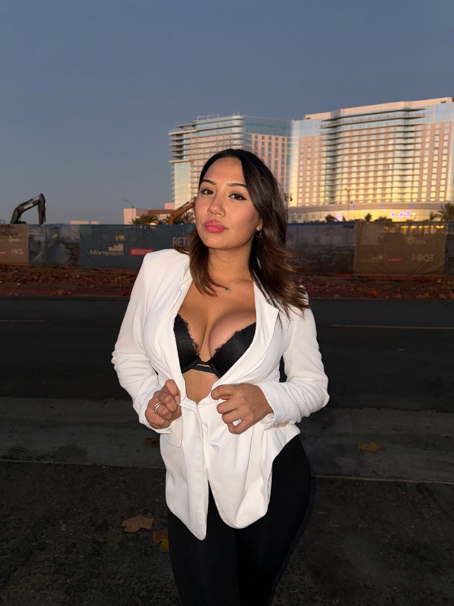 Take a pause and enjoy Ali Cruz — streaming from Lomé