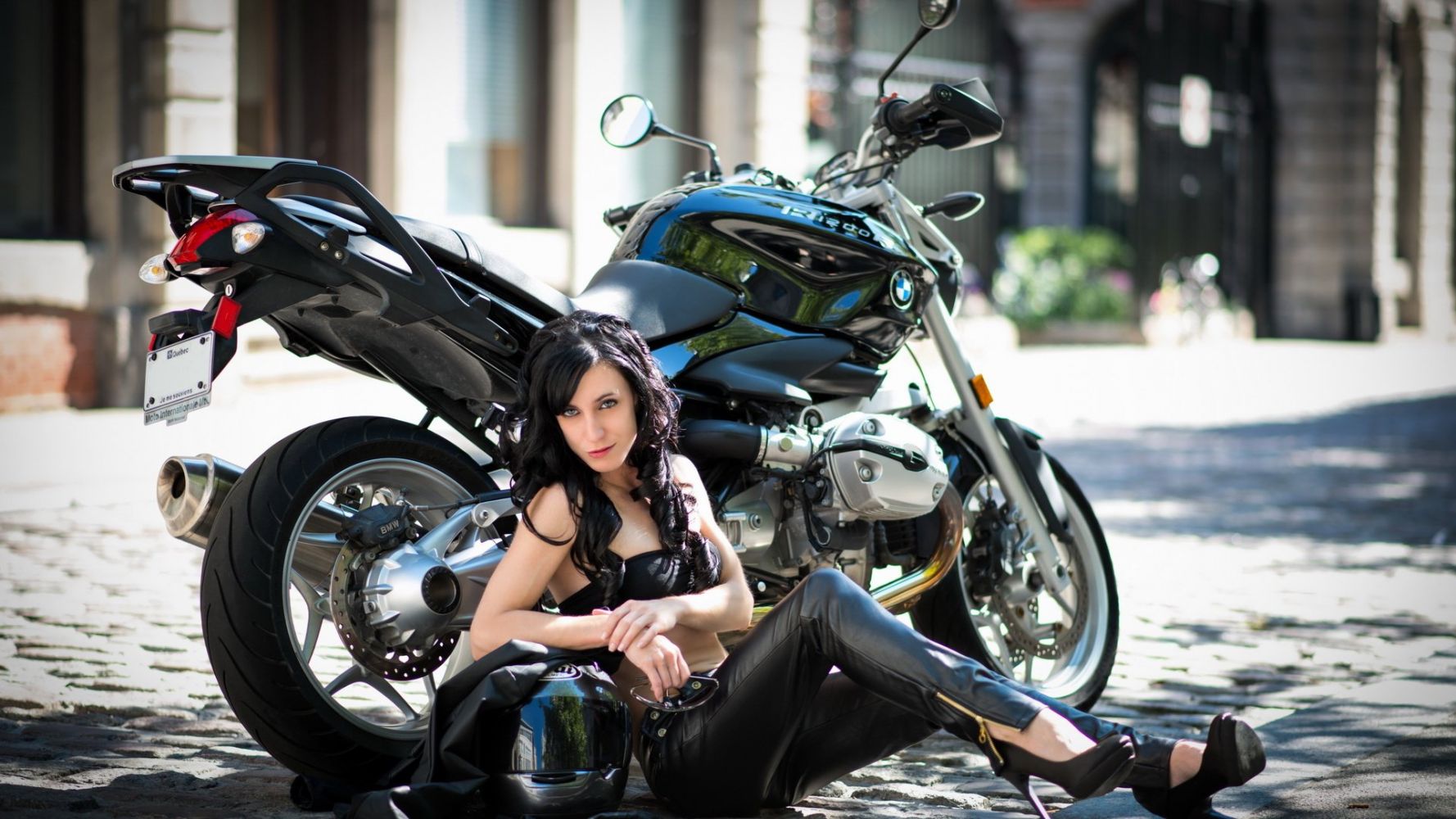 Fresh photos, fresh mood — European women on bikes online in Lomé