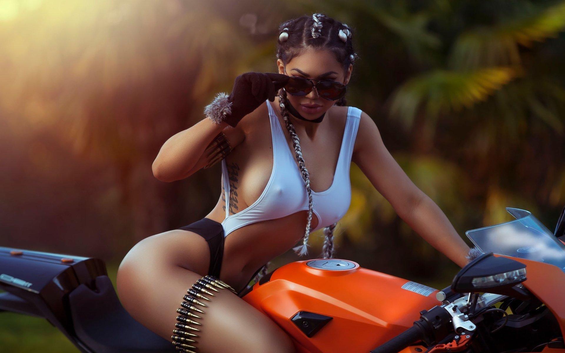 Take a pause and enjoy Girls with tattoos and motorcycles — streaming from Lomé