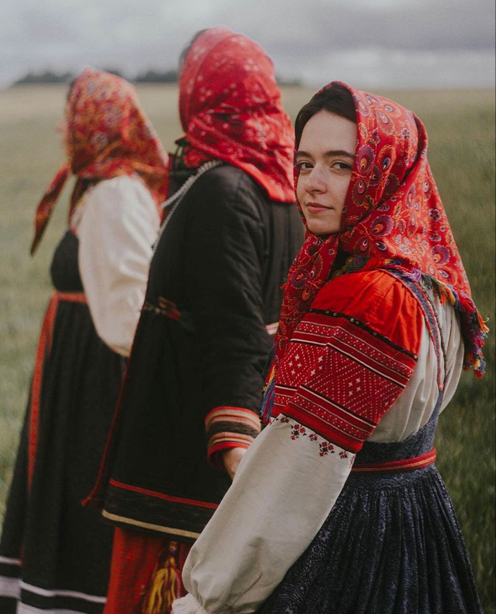 Women in Slavic costumes’s look of the day — catch her live in Lomé
