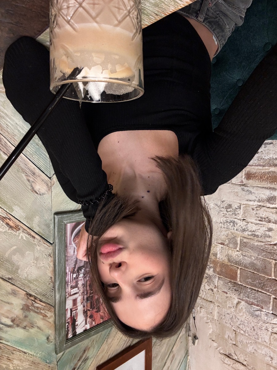 Fresh photos, fresh mood — Tina online in Lomé